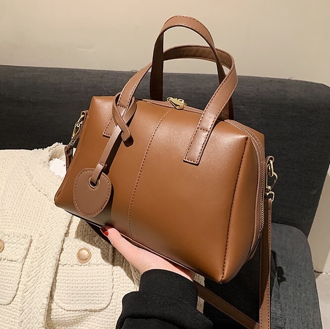 4色 ショルダーバッグ ハンドバッグ レディース 手持ちバッグ 手持ちカバン 手提げ 肩掛け 斜めがけ 小さめ 2way カジュアル かわいい おしゃれ ファスナー付き 通勤 お財布 スマホ 旅行 韓