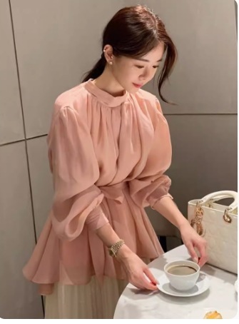 ブラウス ハイネック シフォン ウエストリボン ペプラム レディース トップス かわいい 大人可愛い きれいめ シンプル カジュアル 上品 おしゃれ こなれ感 ラフ メンズライク 主役級 存在感