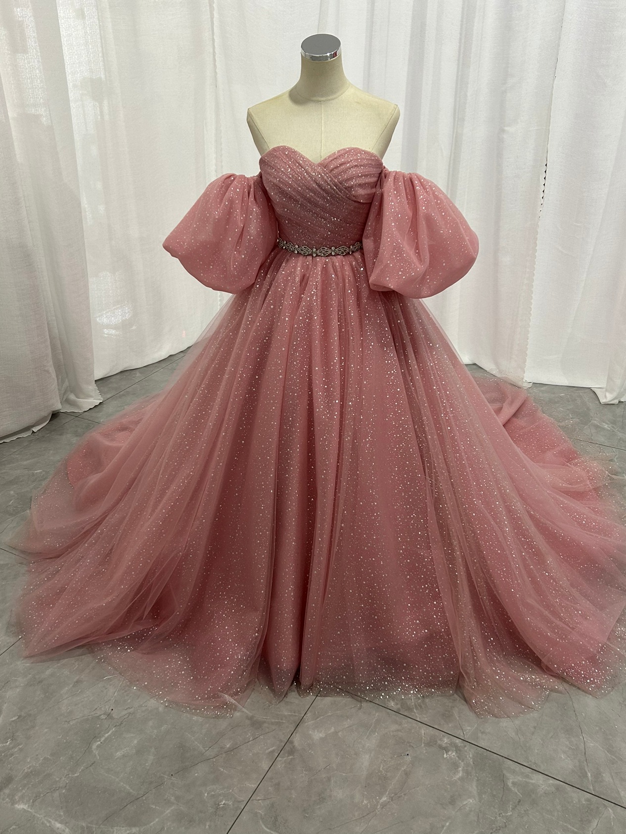 美品！カラードレス ピンク パフスリーブ ベルト キラキラグリッターチュール 編み上げ 披露宴/結婚式