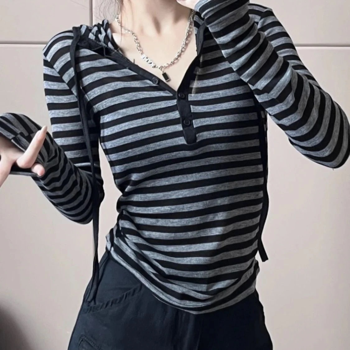 レディース レトロ ブラック&グレー ストライプ フーデッド 長袖Tシャツ