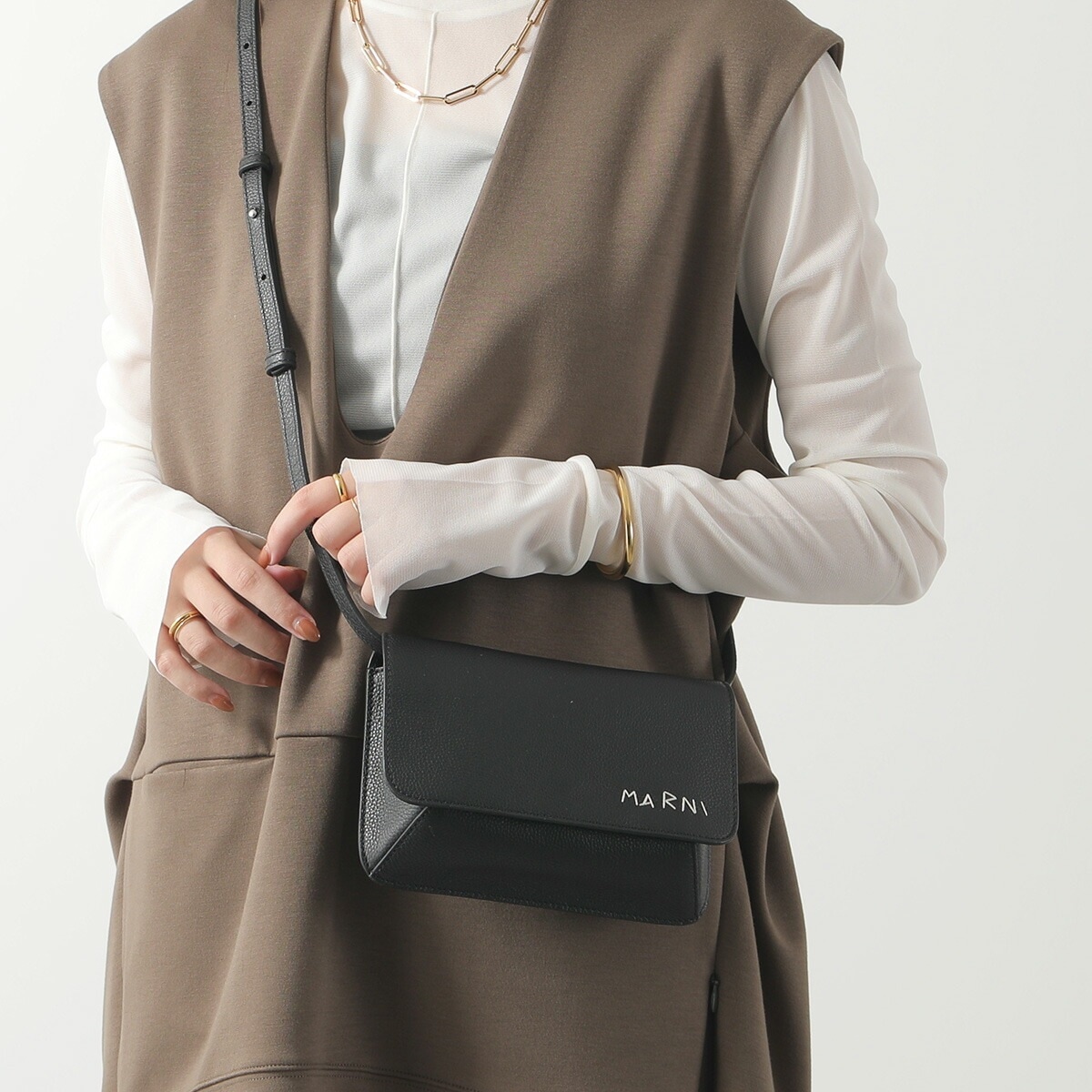 MARNI マルニ ショルダーバッグ PHMI0023U0 P6533 レディース レザー クロスボディ ポシェット ロゴ 刺繍 鞄 00N99 PHMI0023U0P653300N99