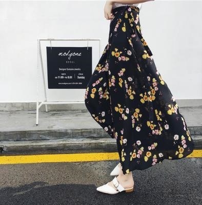 3070.ハイウエストロングシフォンビーチスカート（ブラック 小花柄）