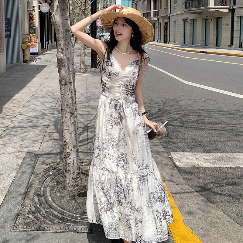 レトロ印刷ホルタードレス2024新しい海辺の休日のインク塗装ウエスト細いビーチスカートの実際のショット