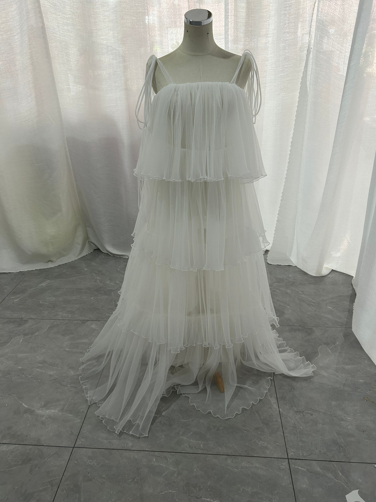 ウエディングドレス キャミソール ソフトチュール ティアードのドレス ロング オーバードレス