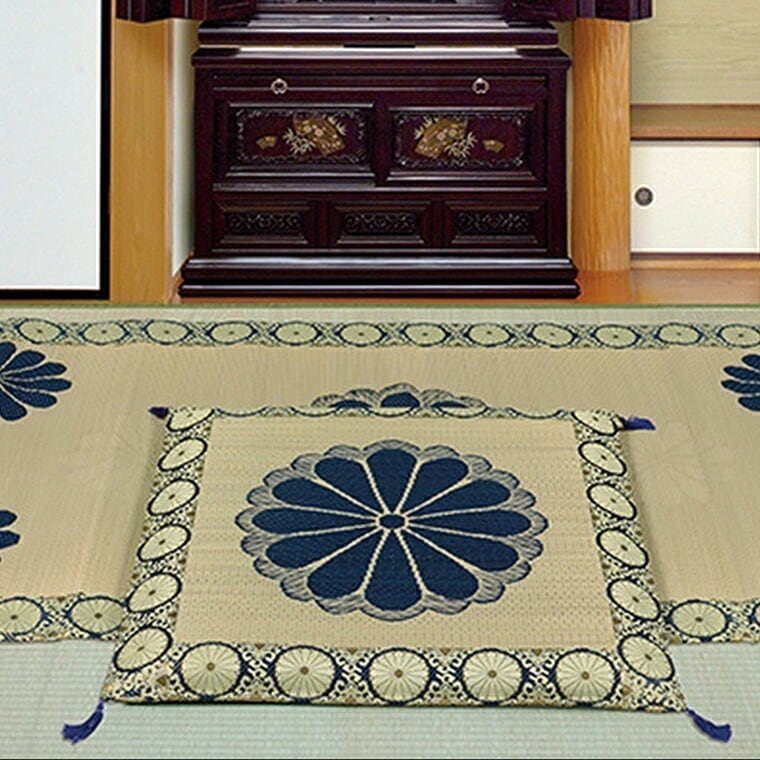 ざぶとん 御前座布団 い草 夏 国産 70x70cm 菊紋 菊柄 不織布の収納袋付き フサ付き 法要 法事 仏前 仏壇 お盆用品 お寺さん お寺様 お彼岸 夏用 oucho
