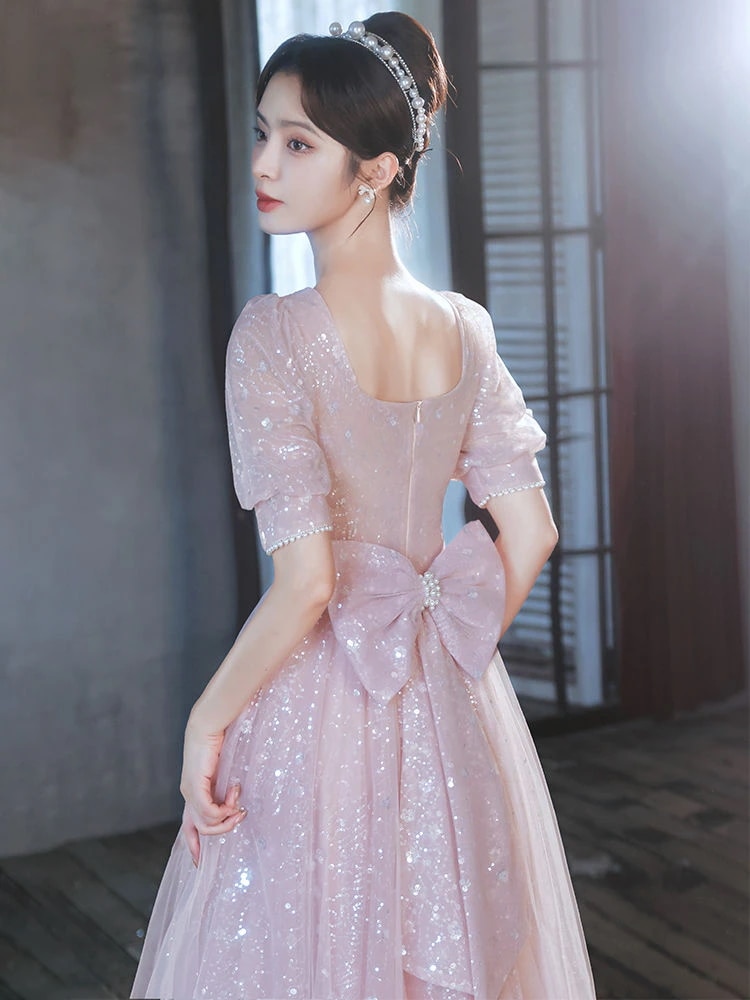 パーティードレス 結婚式 お呼ばれ ピンクのイブニングドレス 女性 2024年 ハイセンスアート検定 宴会 気質 成人式