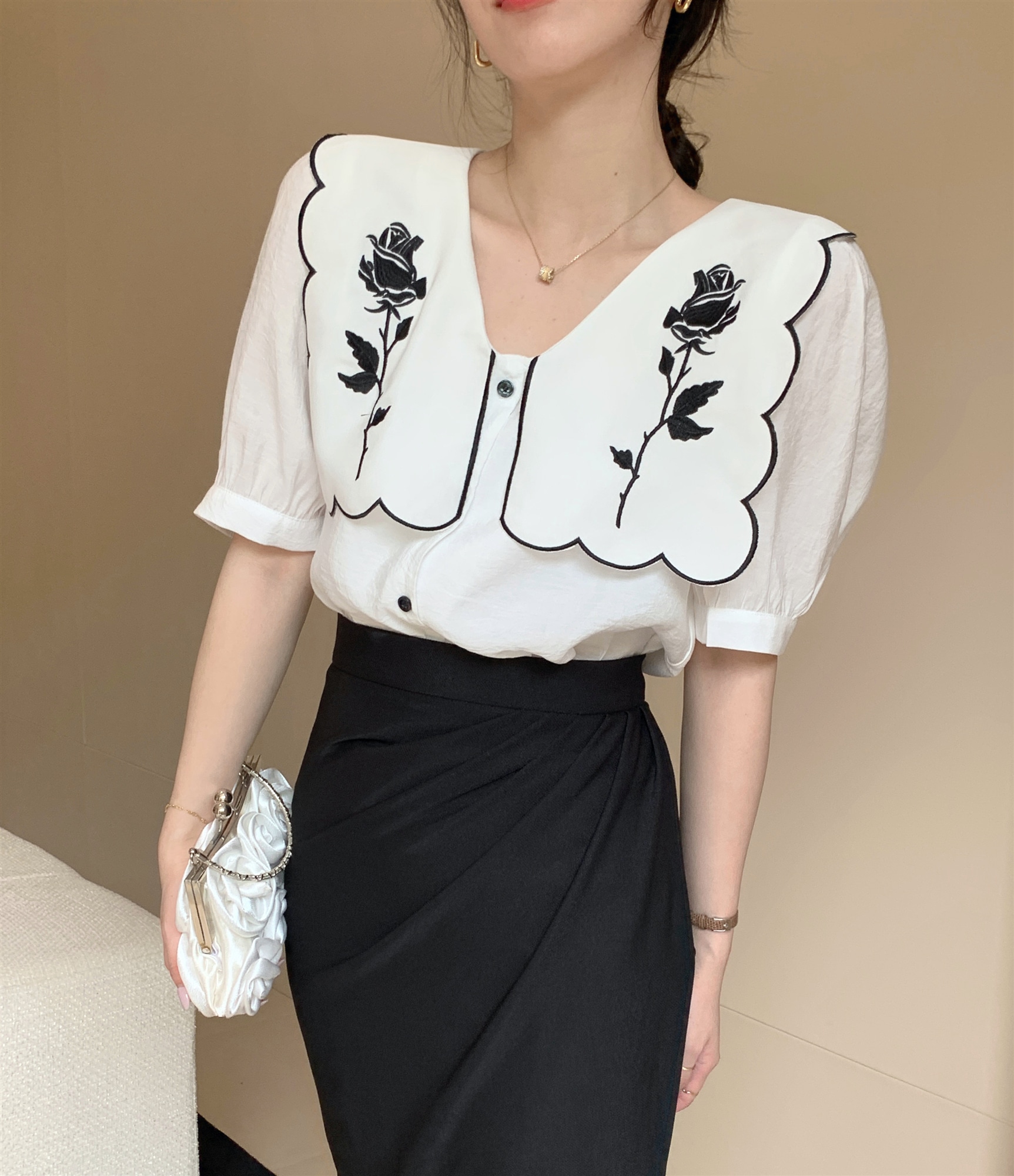 花柄刺繍 半袖シャツ ブラウス シャツ. 半袖. レディース トップス 花柄 刺繍 オフィスコーデ お仕事コーデ ママコーデ デート お出掛け 綺麗め C32