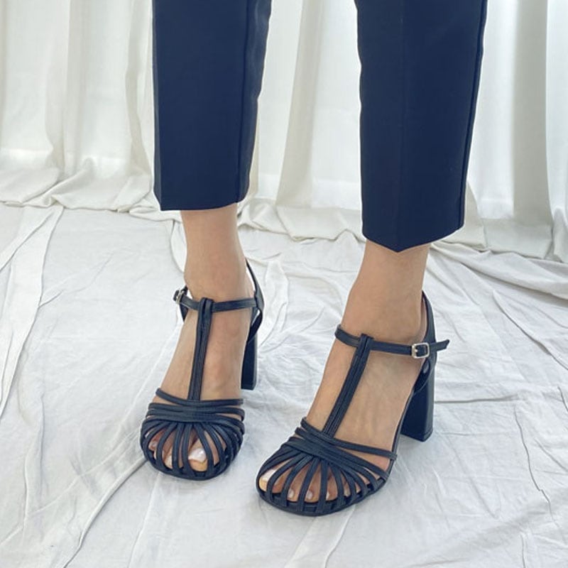 ユニークな細ストラップデザイン．Tストラップ 8.5cmヒール．ヒールサンダル