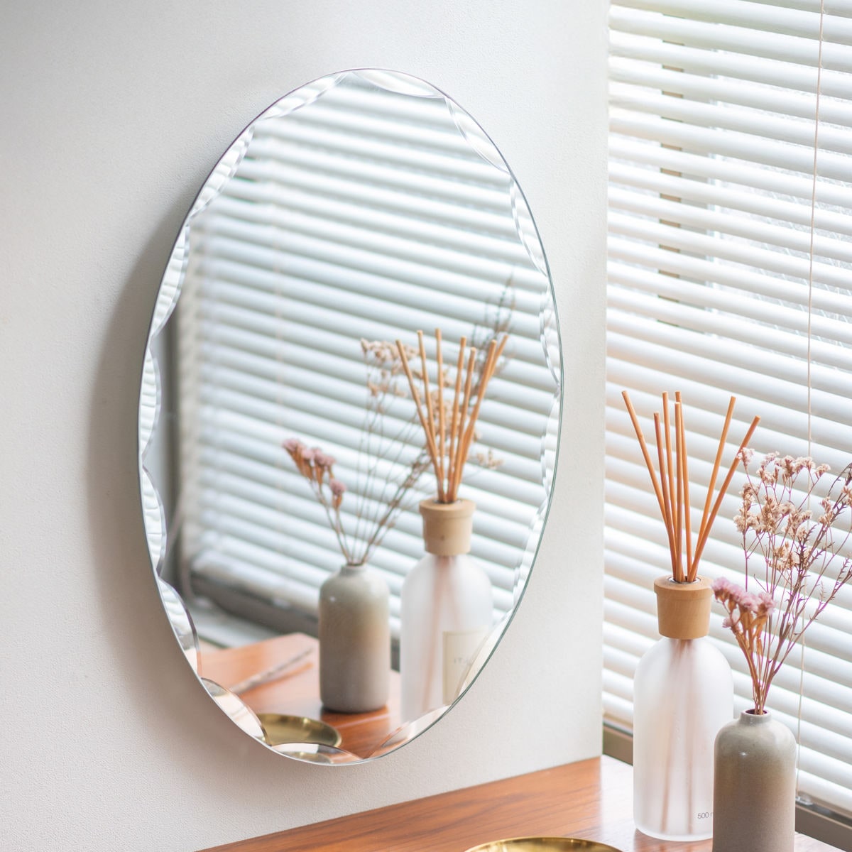 ミラー 壁掛け ウォールミラー 40x55cm マム 丸 楕円 オーバル 鏡 枠なし おしゃれ シンプル 飛散防止 玄関 リビング 洗面所 サニタリー 北欧 モダン