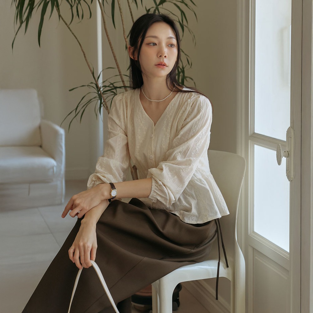 コティベンコットンレースシャーリングVネックブラウス