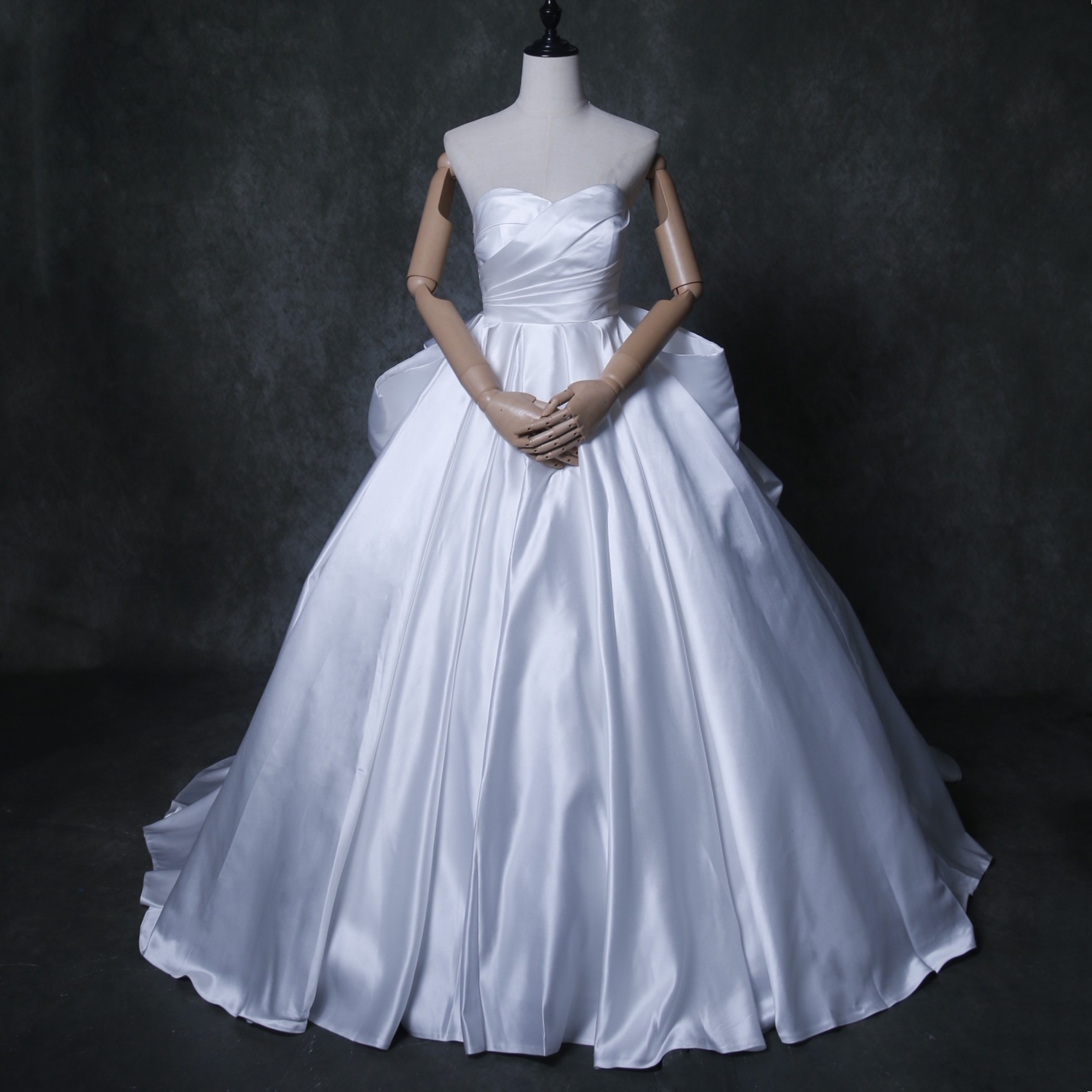 上品!ウエディングドレス ベアトップ プリンセスライン 光沢サテン ふっくら柔らかなバックリボン 結婚式