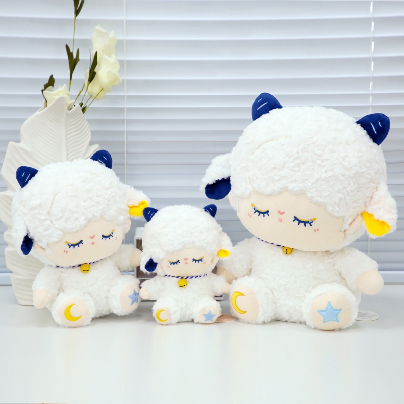 白い羊のぬいぐるみ女の子のぬいぐるみがかわいい羊を抱いて眠るぬいぐるみの羊をなだめる