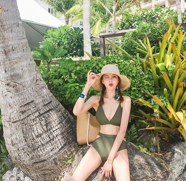 水着 ビキニ 三角ビキニ セクシービキニ セパレート 紐 胸元 谷間 谷間魅せ 盛れる 肌みせ 上下セット かわいい 大人可愛い きれいめ セクシー スポーティー シンプル カジュアル 大人 大人っぽ 7,879円