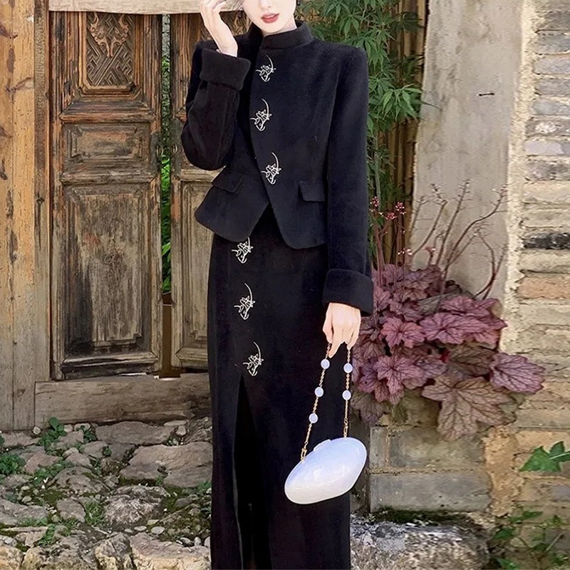 新しい中国風改良された金属バックルの婦人用春秋ツーピースセット：スタンドカラーの長袖コートとスリットスカート