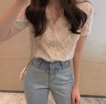 トップス シャツ ブラウス 袖あり 半袖 Vネック 襟なし レース かわいい 大人可愛い きれいめ 大人 上品 おしゃれ お洒落 大人可愛い 大人女子 エレガント 主役級 存在感 抜け感 無地
