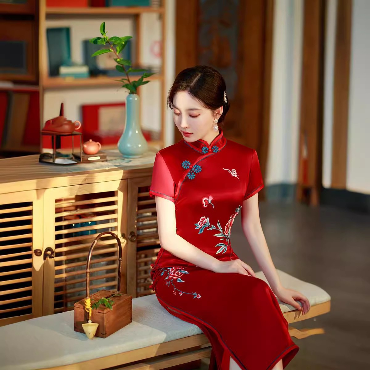 2025春夏刺繍入りレッドロングウェディングチャイナドレス中高年女性向け
