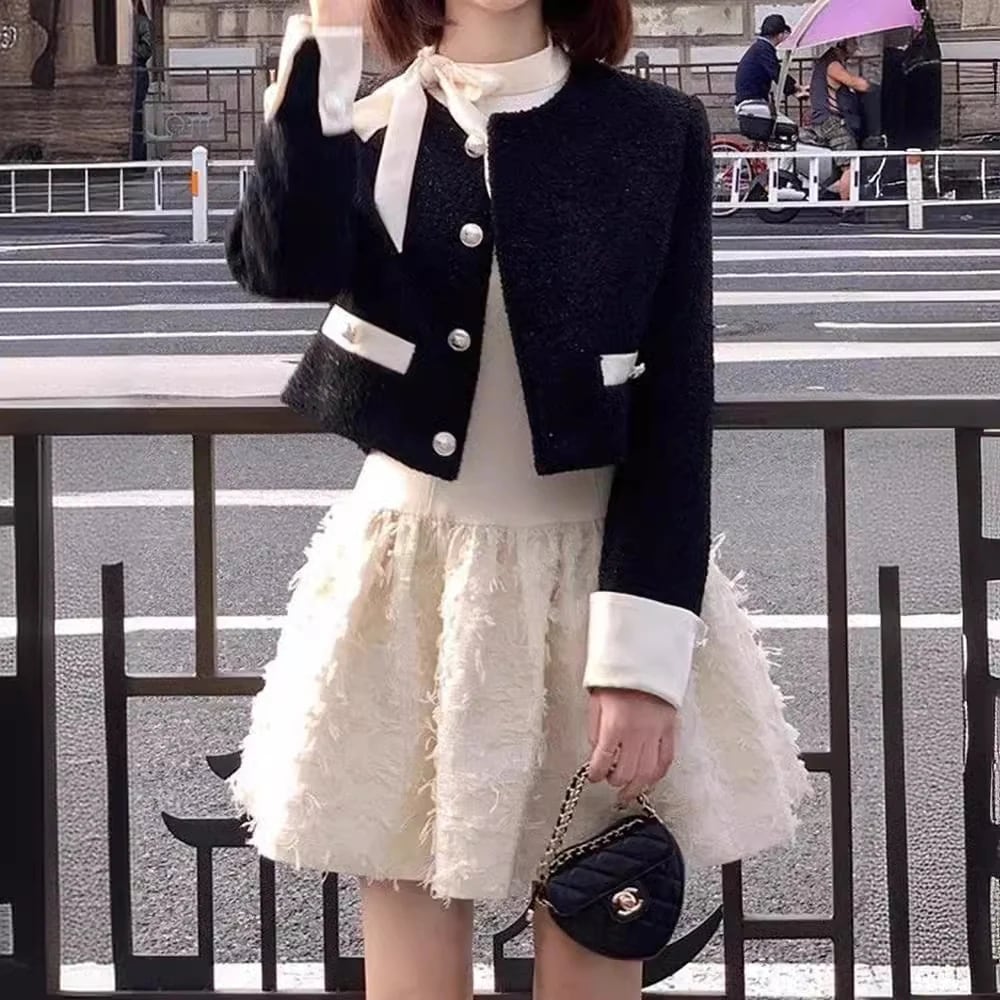 シャネル風のスタイリッシュなレディース ツーピース スーツ: ショート丈の織りツイード ジャケットとハイウエストのスリム ドレス春と秋に最適です