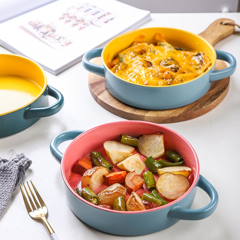 焼き皿の陶磁器のオーブンは碗でチーズのグラタンの皿をあぶって高温のサラダの碗に耐えます