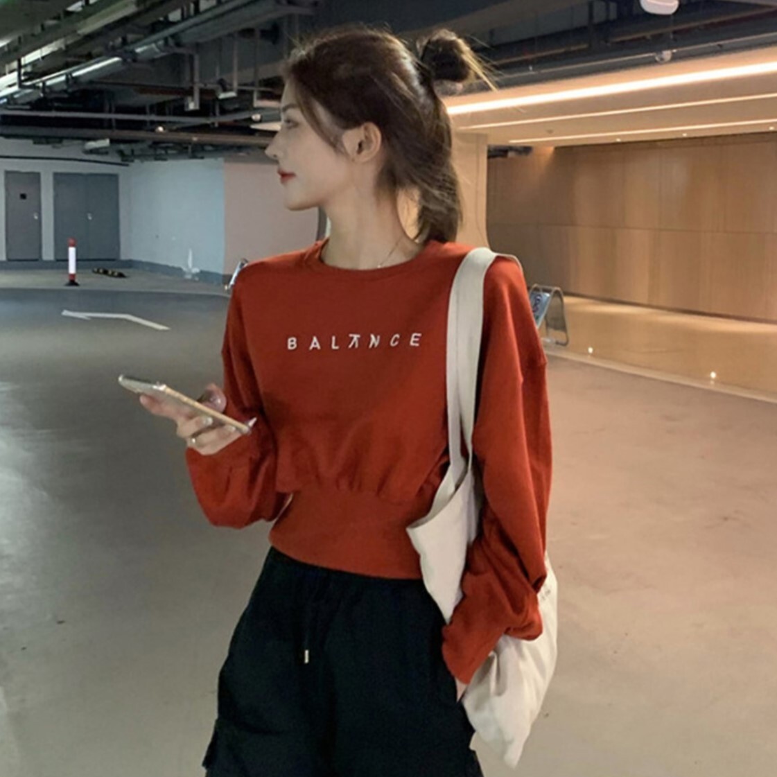 オーバーサイズ フロントロゴ刺しゅう ぽわん袖 クロップド トップス スウェット トレーナー プルオーバー ショート丈 長袖 ランタンスリーブ ボリューム袖 ドロップショルダー 襟なし クルーネック