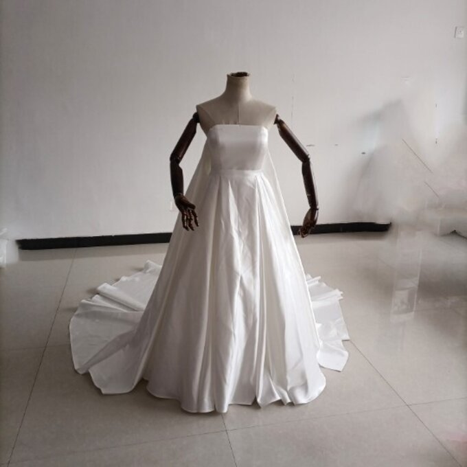 高級サテン 取り外し袖 オフホワイト ショルダーの付け袖 パフスリーブ バラ付き ウエディングドレス　華やかなトレーン