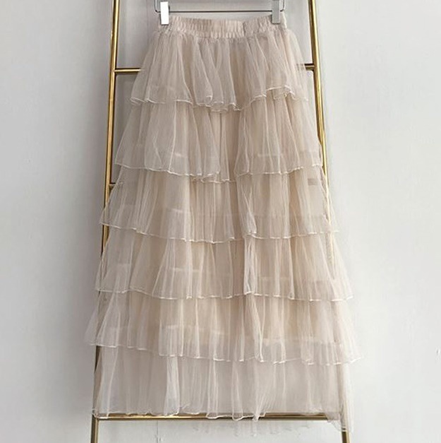 K113.段フリルチュールロングスカート（ベージュ）