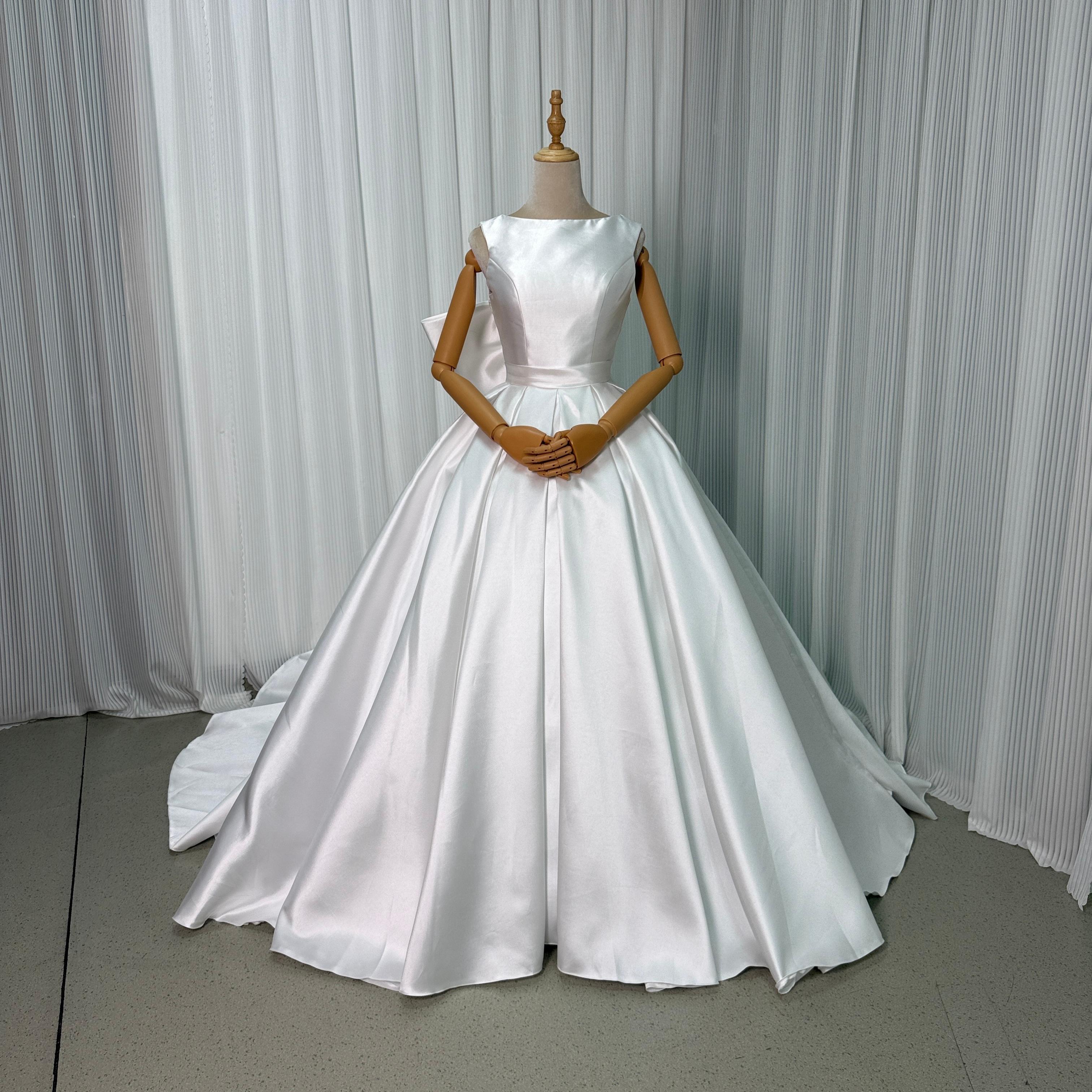 ウエディングドレス ホワイト ラウンドネック ノースリーブ ふっくら柔らかなバックリボン 華やかなトレーン ミカドサテン