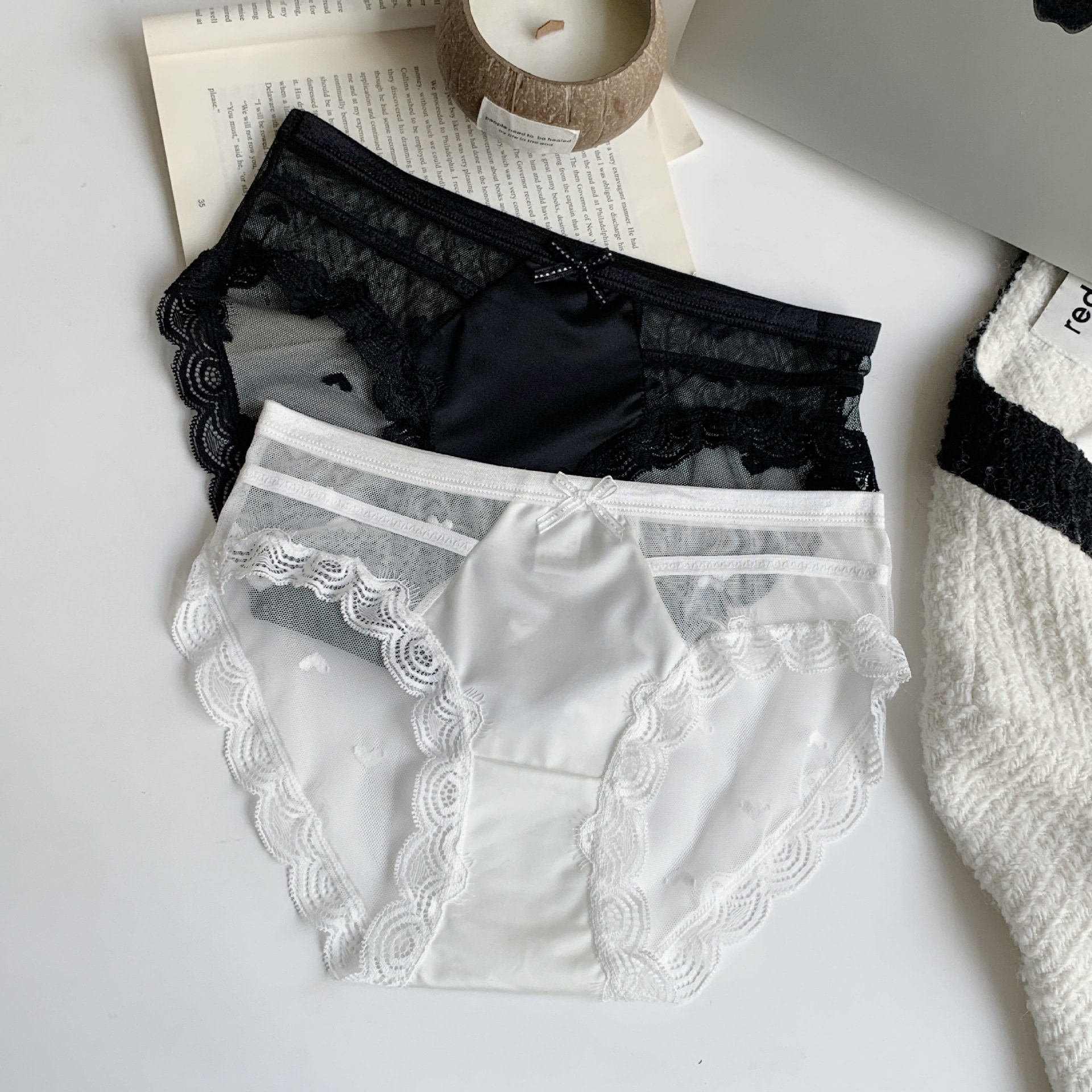 【1点ご購入 で10点プレゼントいたします】透かし彫りハートレースパンツ女性高級感リボン透かしレディース三角