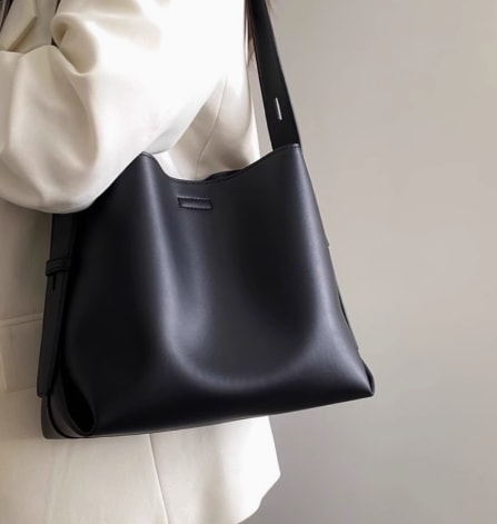 バッグ カバン ショルダー スクエア 四角 ボタン ビニール 革 レザー かわいい 大人可愛い きれいめ シンプル カジュアル 上品 お洒落 かっこいい レトロ アジアン エスニック こなれ感 ラフ