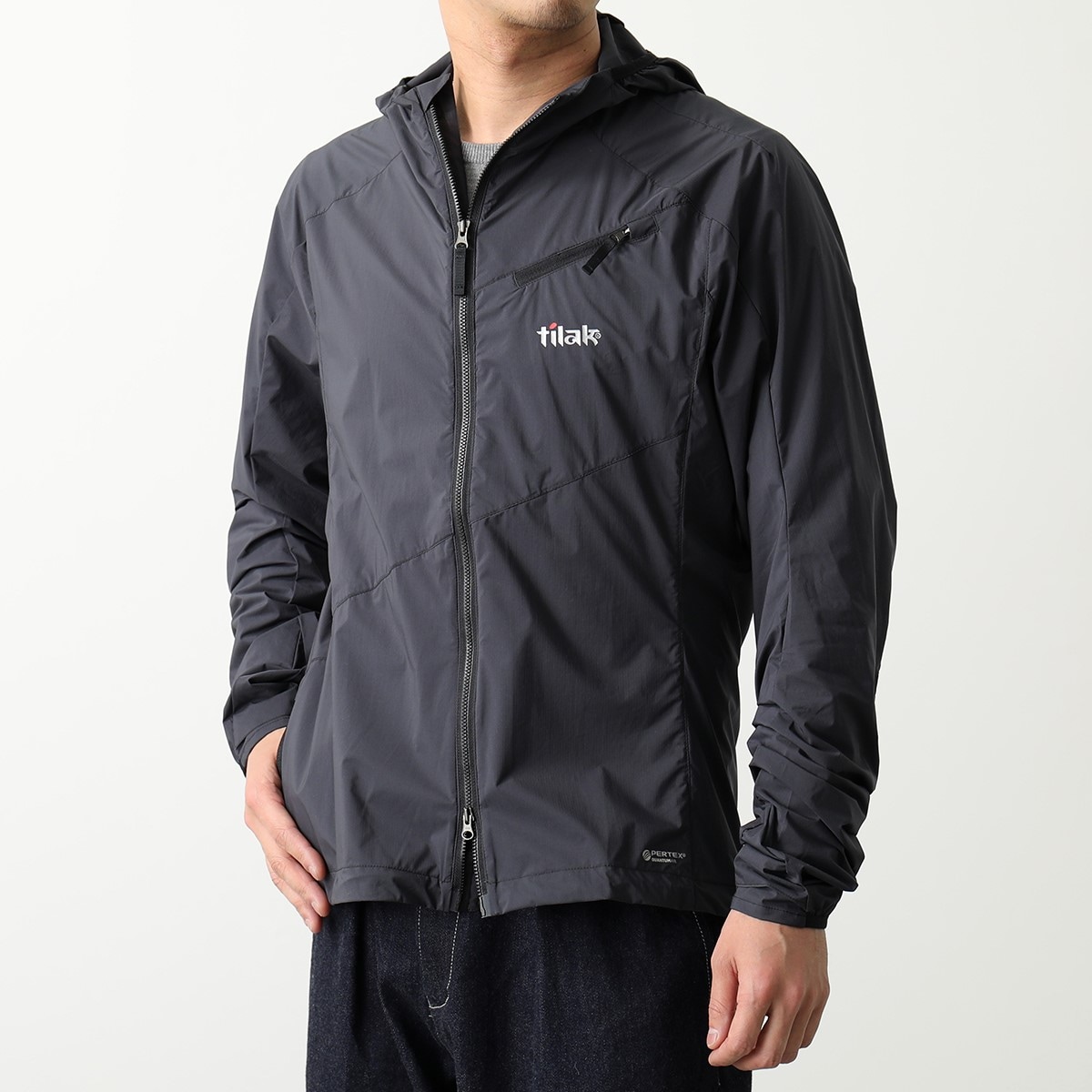 Tilak ティラック ジャケット Aira Jacket アイラ メンズ フーテッド ジップアップ ブルゾン ロゴ Pertexナイロン 防風 撥水 パッカブル cerna