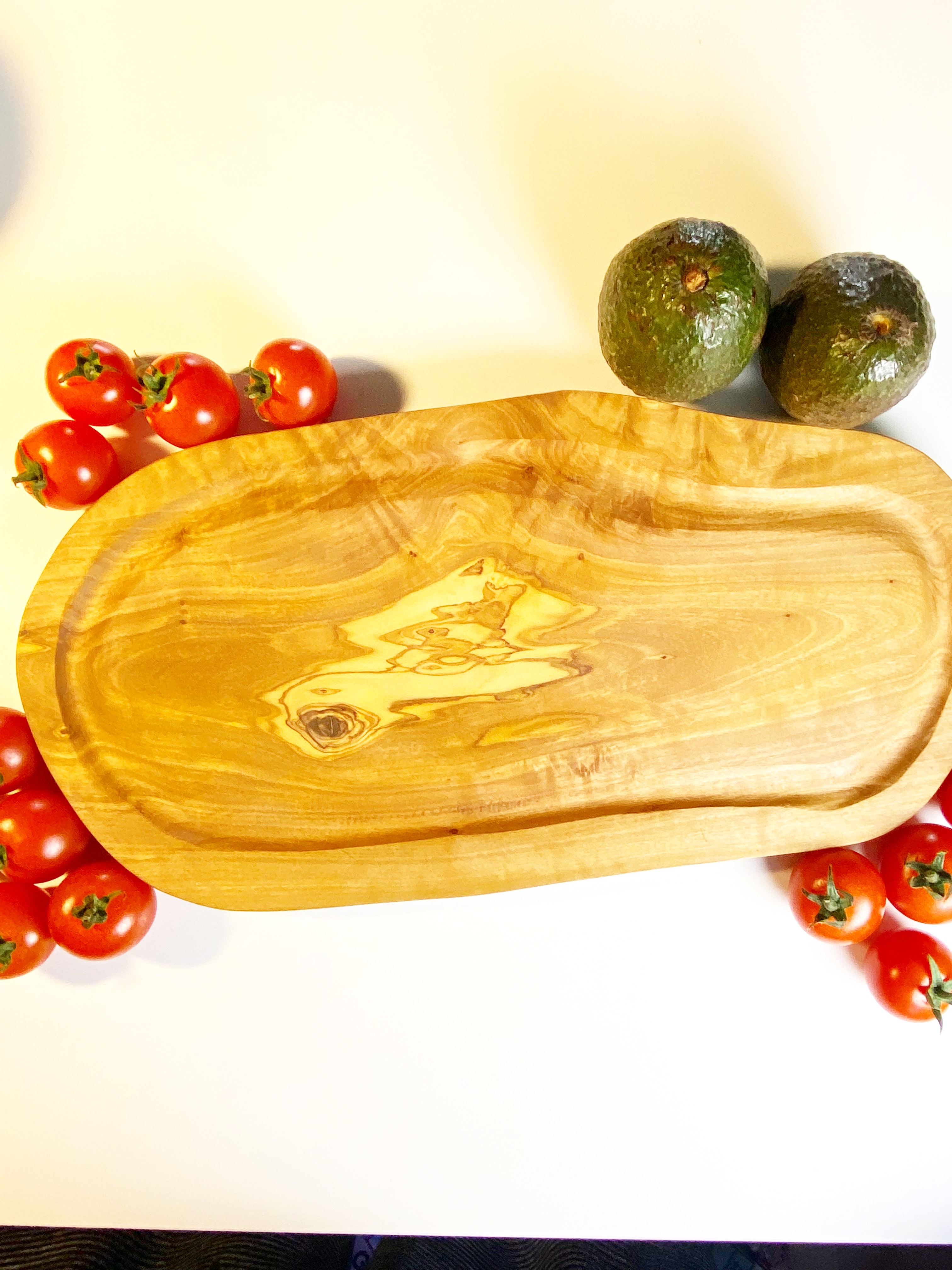 オリーブウッド　カッティングボード　溝あり　アウトドア　ご家庭　海外製チュニジア