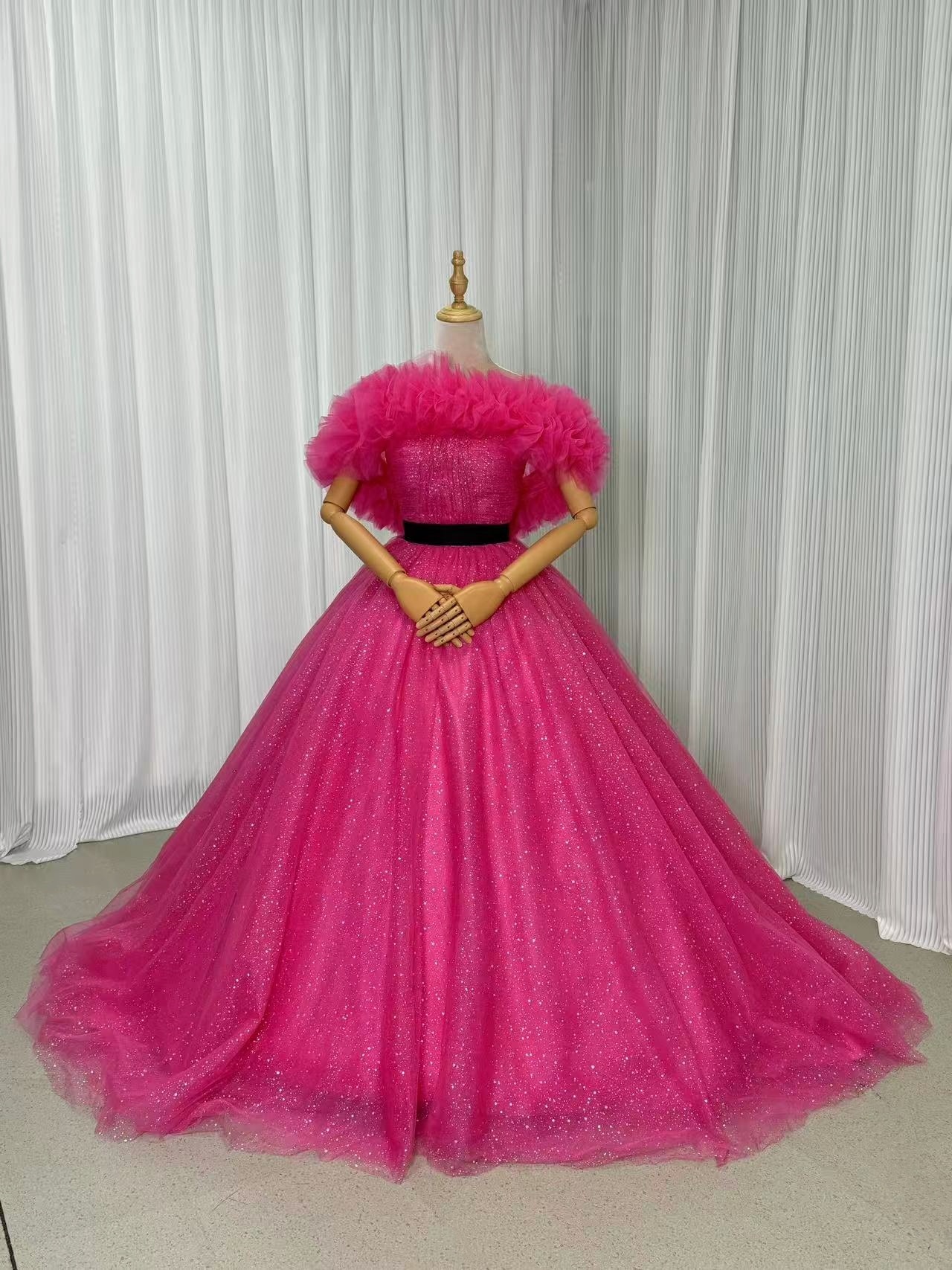 カラードレス ビビッドピンク オフショルダー 編み上げ サッシュベルト キラキラグリッターチュール 華やかなトレーン 花嫁 前撮り
