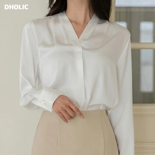 Vネックタックサテンブラウス