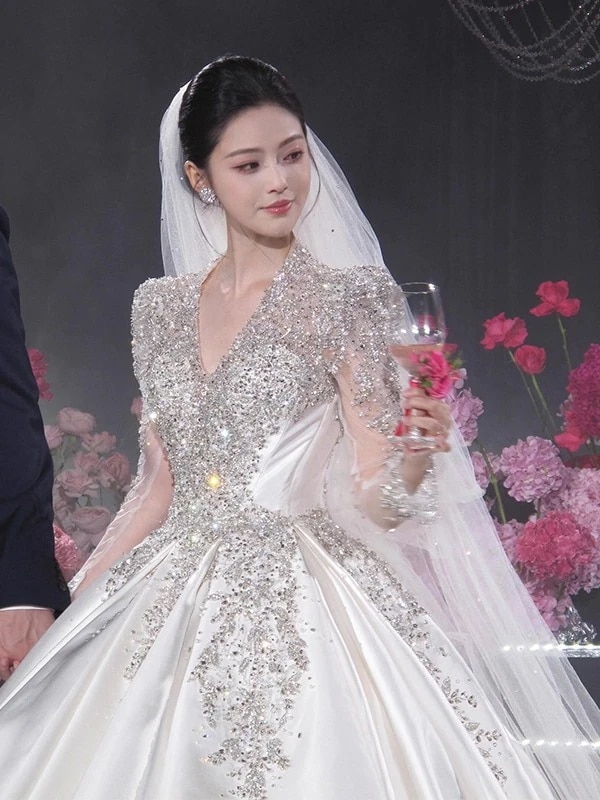 2025年花嫁のための深いVネックのウェディングドレス小柄な女性のための上質な質感の宮殿風サテンのメインチュールスカート 11,545円