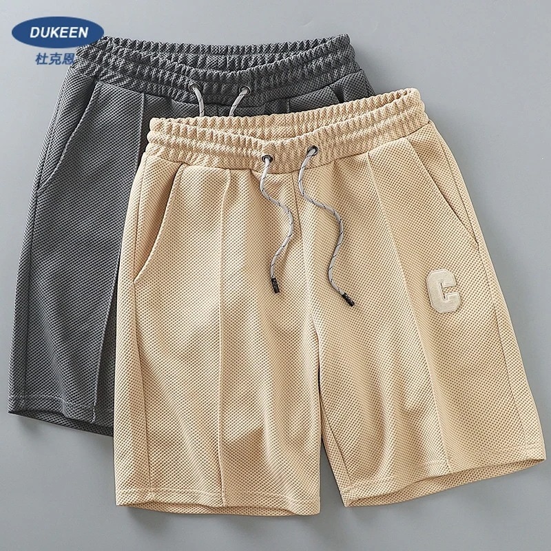 夏のアウターとして着用できるアメリカンヘビーウェイトワッフルショーツ男性用レター刺繍入りカジュアルミドル丈フィットネスパンツ