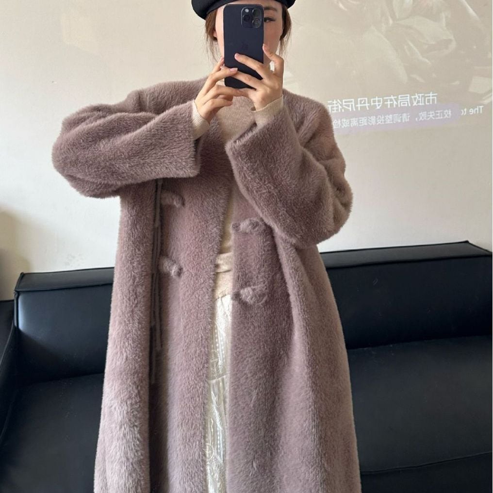 秋と冬の新作女性用フェイクミンクコート新しいスタイルの厚みのあるデザインミドル丈チャイナプレートボタンニットジャケット