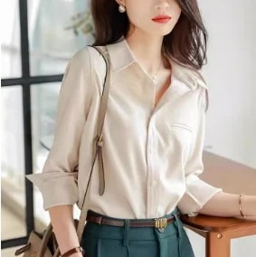 洗練されたフレンチスタイルのシックなレディースブラウス春秋冬の重ね着にぴったりユニークなデザインでインナーやベースレイヤーとして です