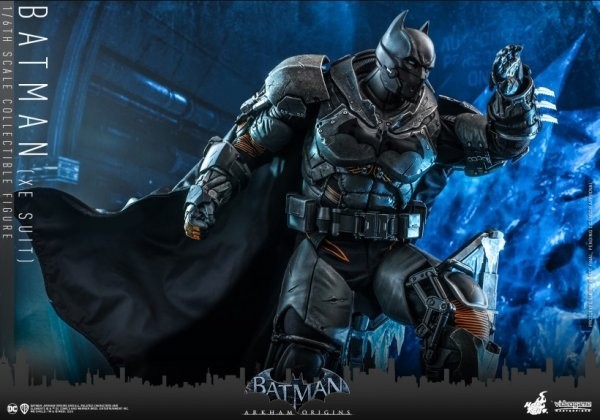 新品未開封 HOTTOYS ホットトイズ VGM52b 『バットマン：アーカムビギンズ』ＸＥスーツ版［ボーナス付き］