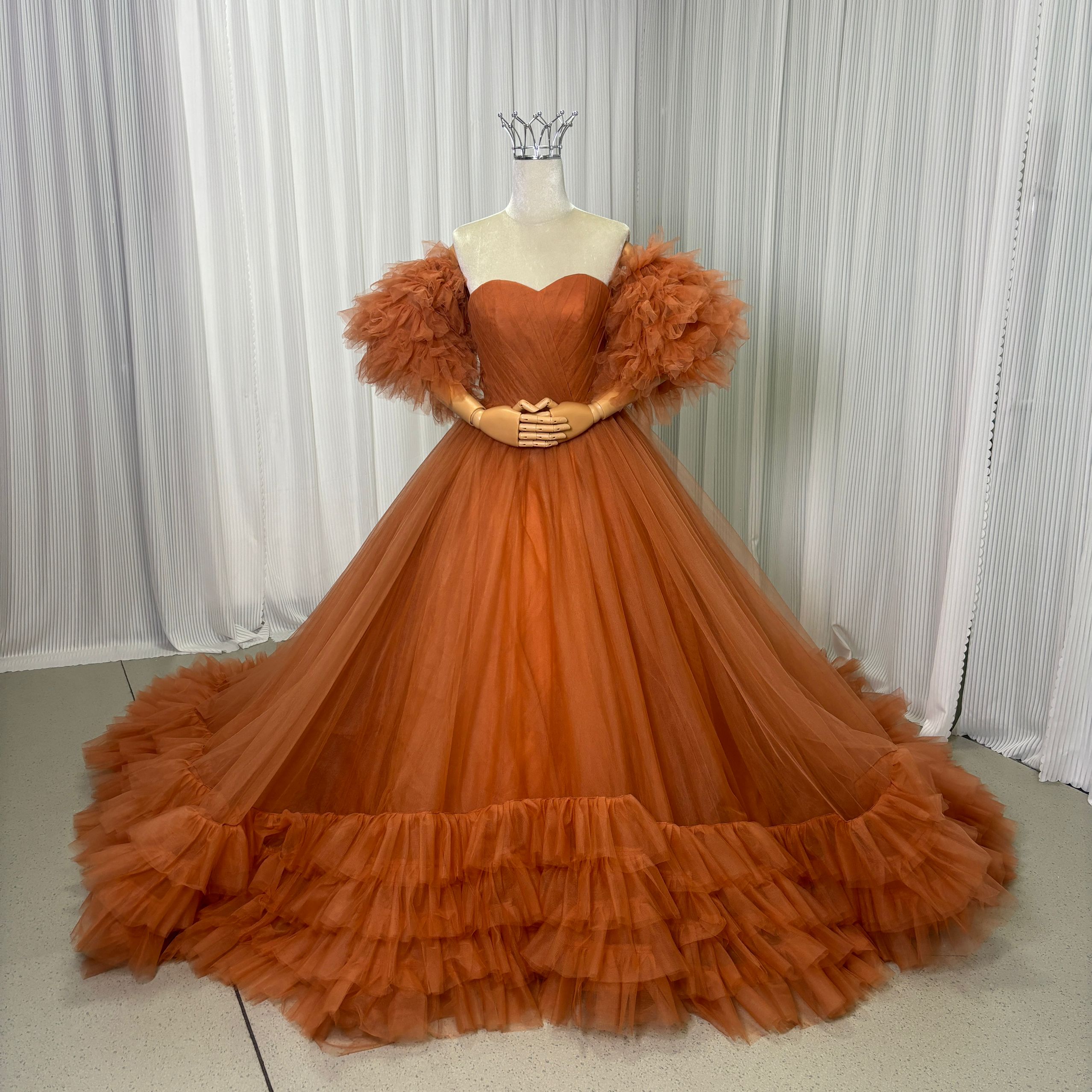 オレンジ カラードレス ベアトップ フリル袖 取り外し袖 ラッフルフリル 華やかなトレーン 前撮り