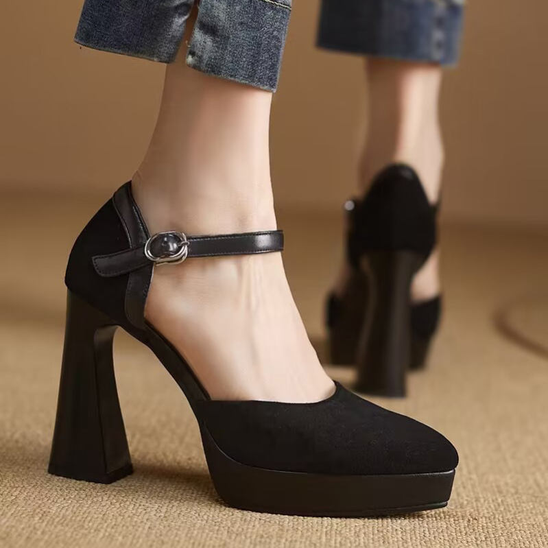 500円OFFクーポン 美シルエット ストラップ美脚パンプス パンプス レディース ロリータ 美脚 ヒール 大きいサイズ 痛くない 歩きやすい ストラップ付き ヒール10.5cm チャンキーヒール コ