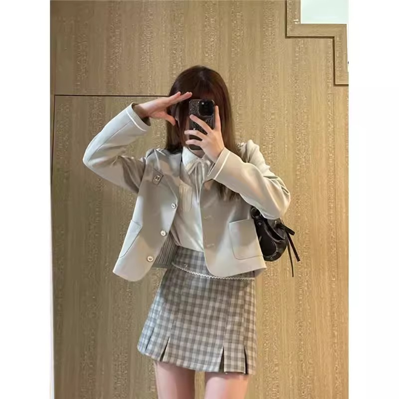 ハイエンドのカスタマイズ-初秋の衣装ブレザー女性用の新鮮なチェック柄のスカートカレッジ スタイルのシャツスリーピース スーツとスカートの完全なセット