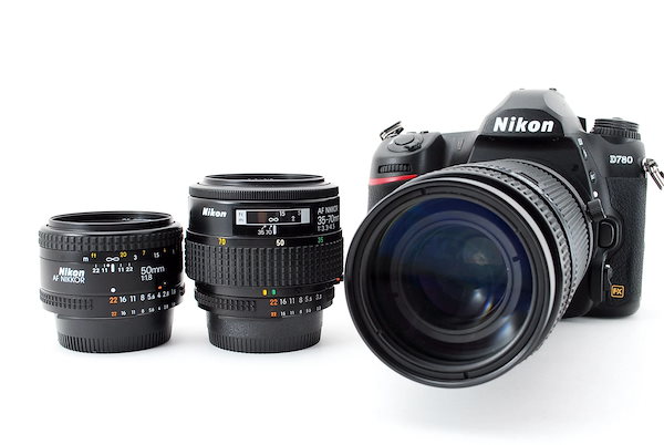 【中古】Nikon D780 24.5MP トリプルレンズセット美品2450万画素&4K対応&スマホへ転送！SDカードストラップ付き！