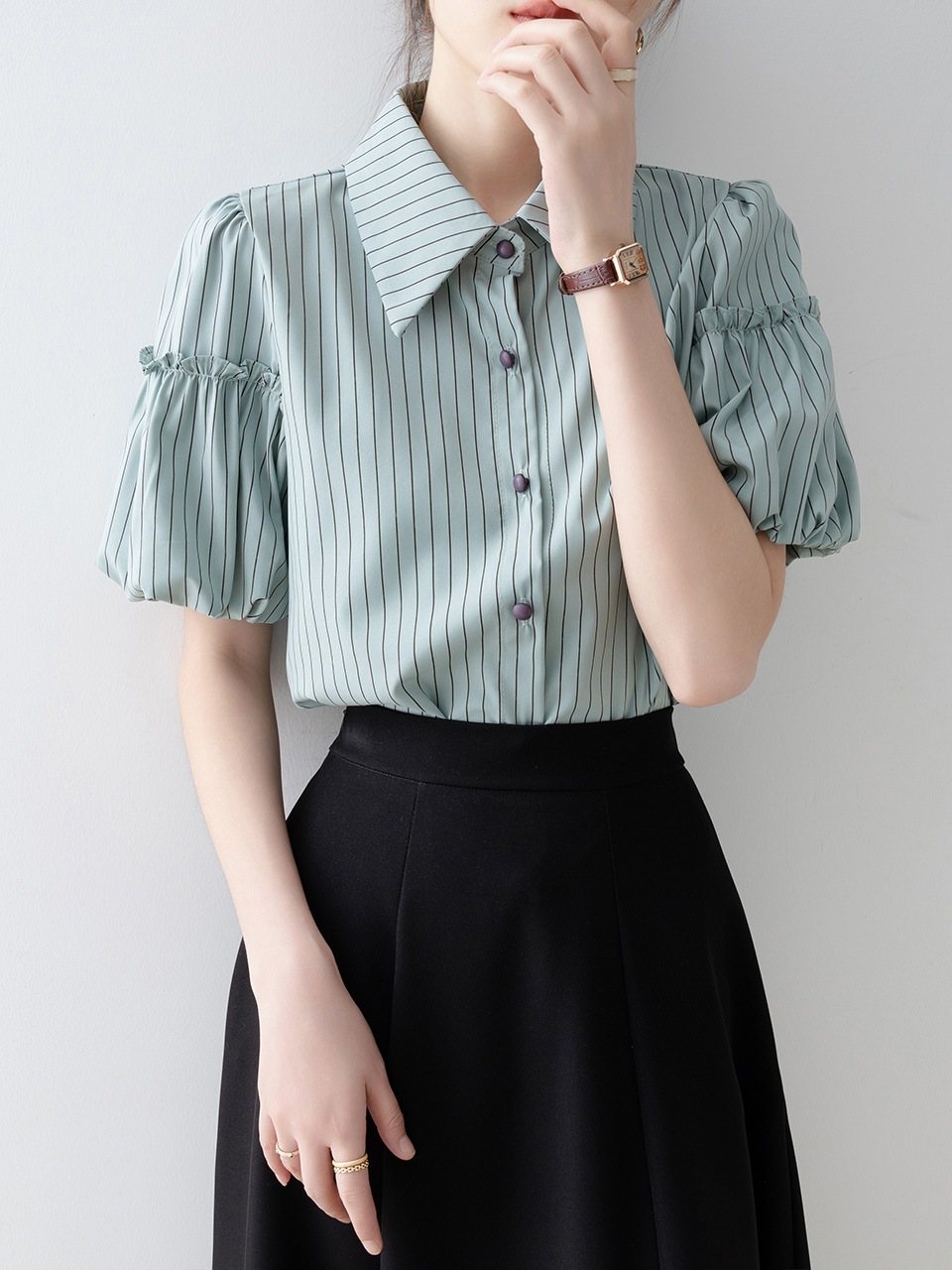 【1点ご購入 で10点プレゼントいたします】レトロポロネックストライプ半袖シャツ婦人服2025シャツゆったりパフスリーブトップス