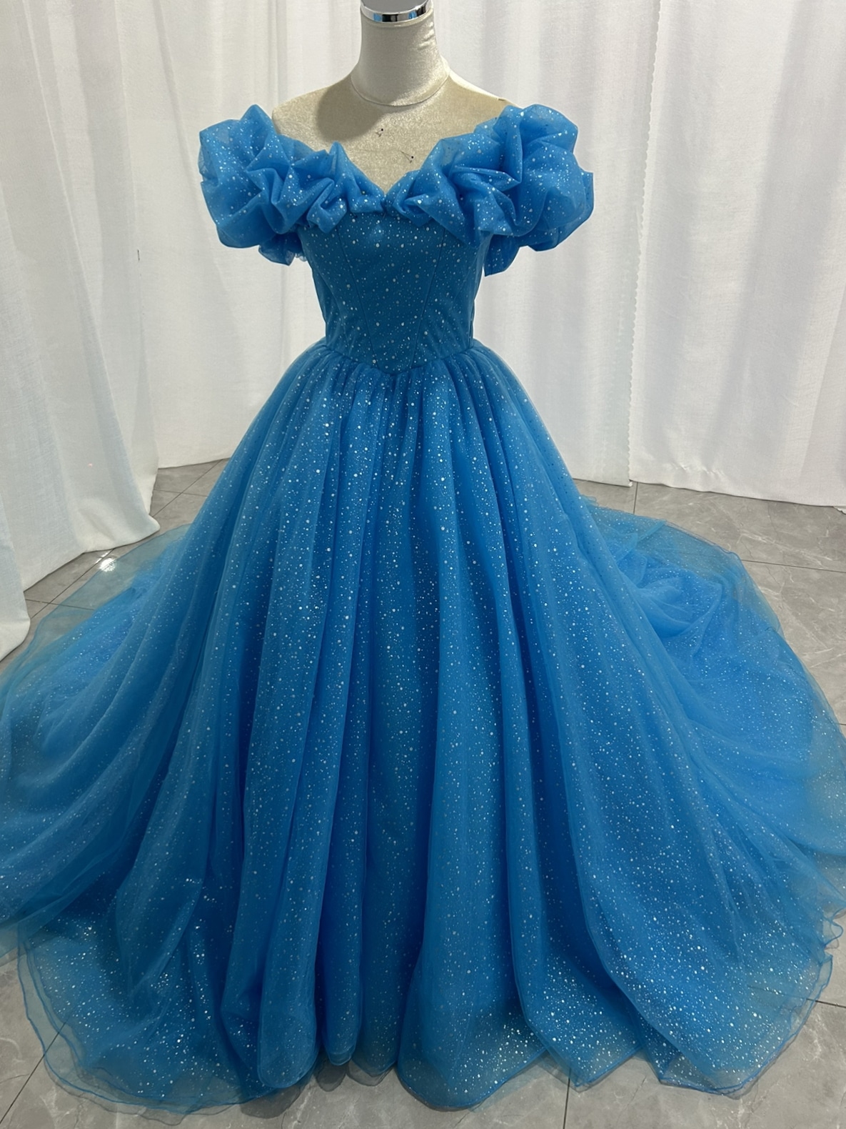 カラードレス ブルー キラキラチュール オフショルダー プリンセスライン 編み上げ ロングトレーン 披露宴