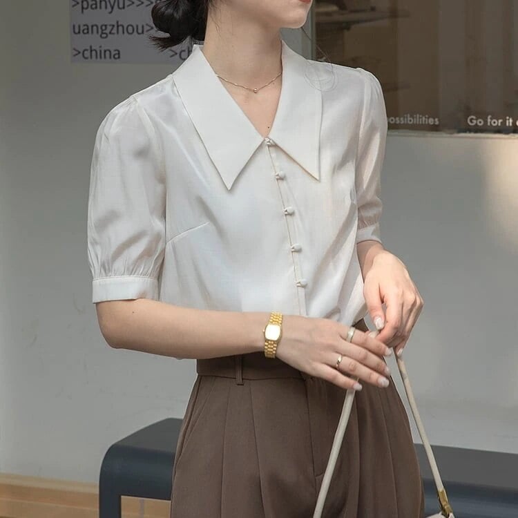 トップス ブラウス 袖あり 半袖 パフスリーブ シフォン サテン シルクタッチ クルミボタン かわいい 大人可愛い きれいめ シンプル カジュアル 上品 おしゃれ レトロ 大人女子 こなれ感 wto0