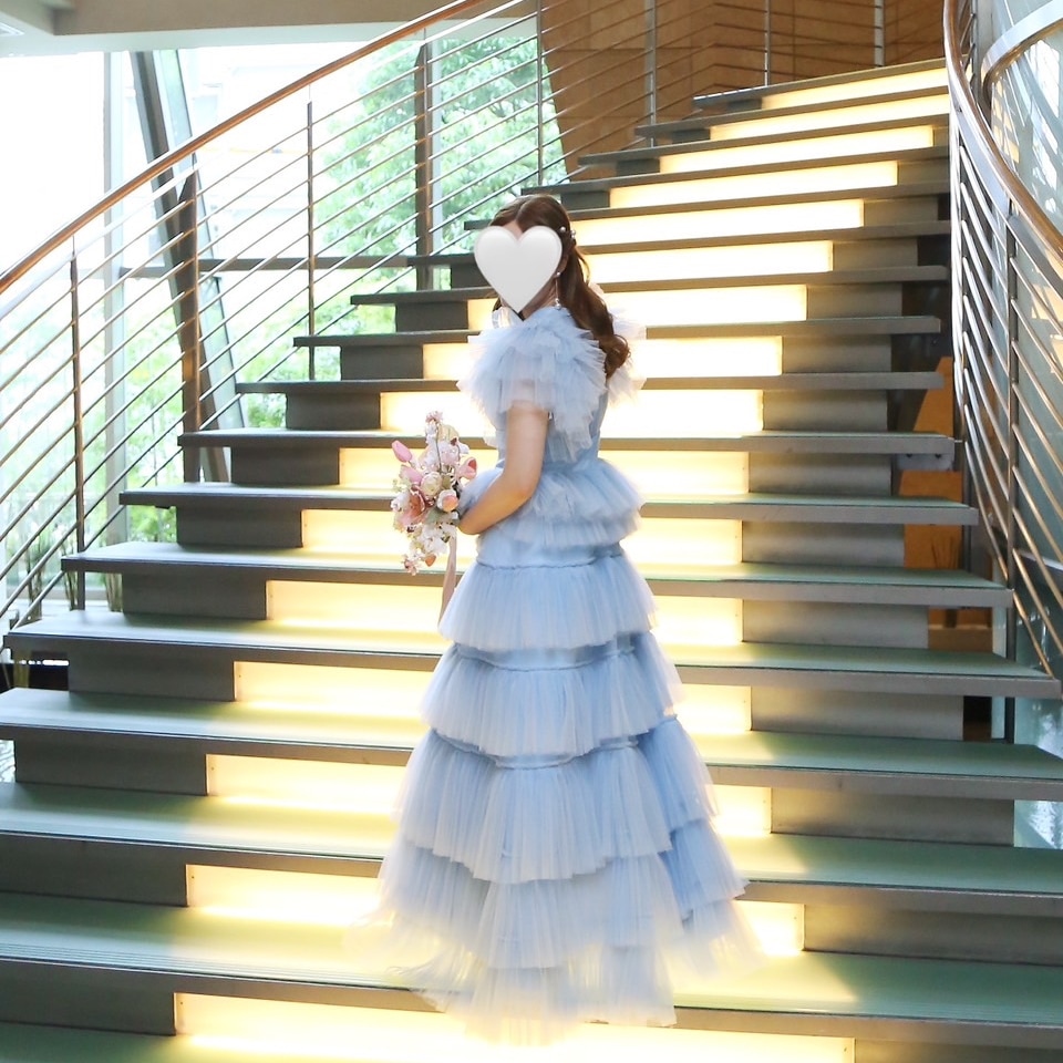 実例写真！カラードレス 爽やかで優しいブルー ソフトチュール ロング サッシュベルト Vネックドレス 花嫁 前撮り