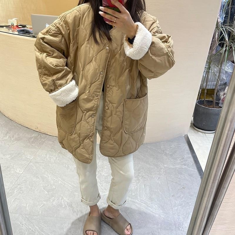 韓国スタイルの薄いダウンジャケットの女性の緩い冬のファッションデザインニッチ菱形ホワイトダックダウンジャケット