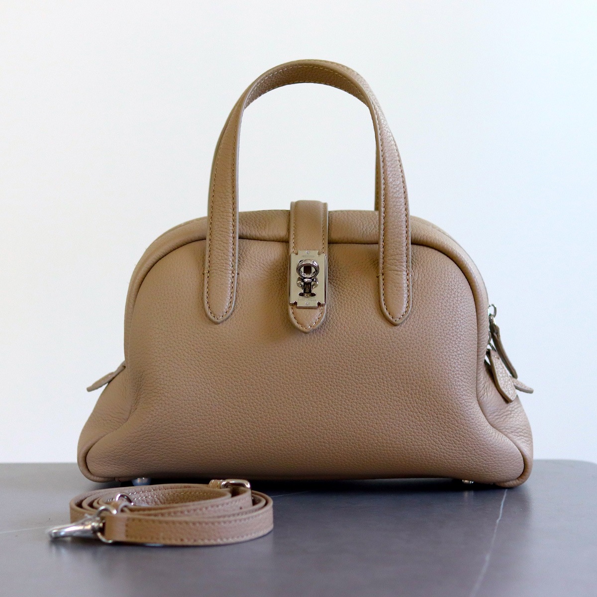 在庫処分 本革 ハンドバッグ 手提げバッグ レディース カバン 大容量 軽量 おしゃれ シンプル 鞄 上品質 通勤