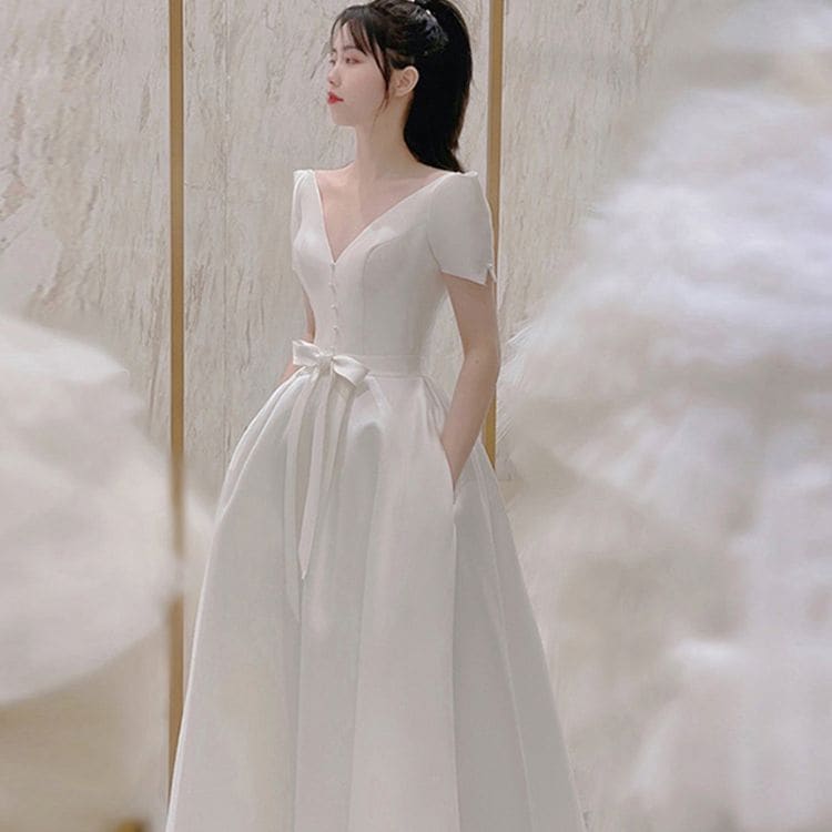 フランスの軽いウェディングドレスの白いサテンのタキシードの女性の新しい宴会のデザイン感の婚約ワンピース