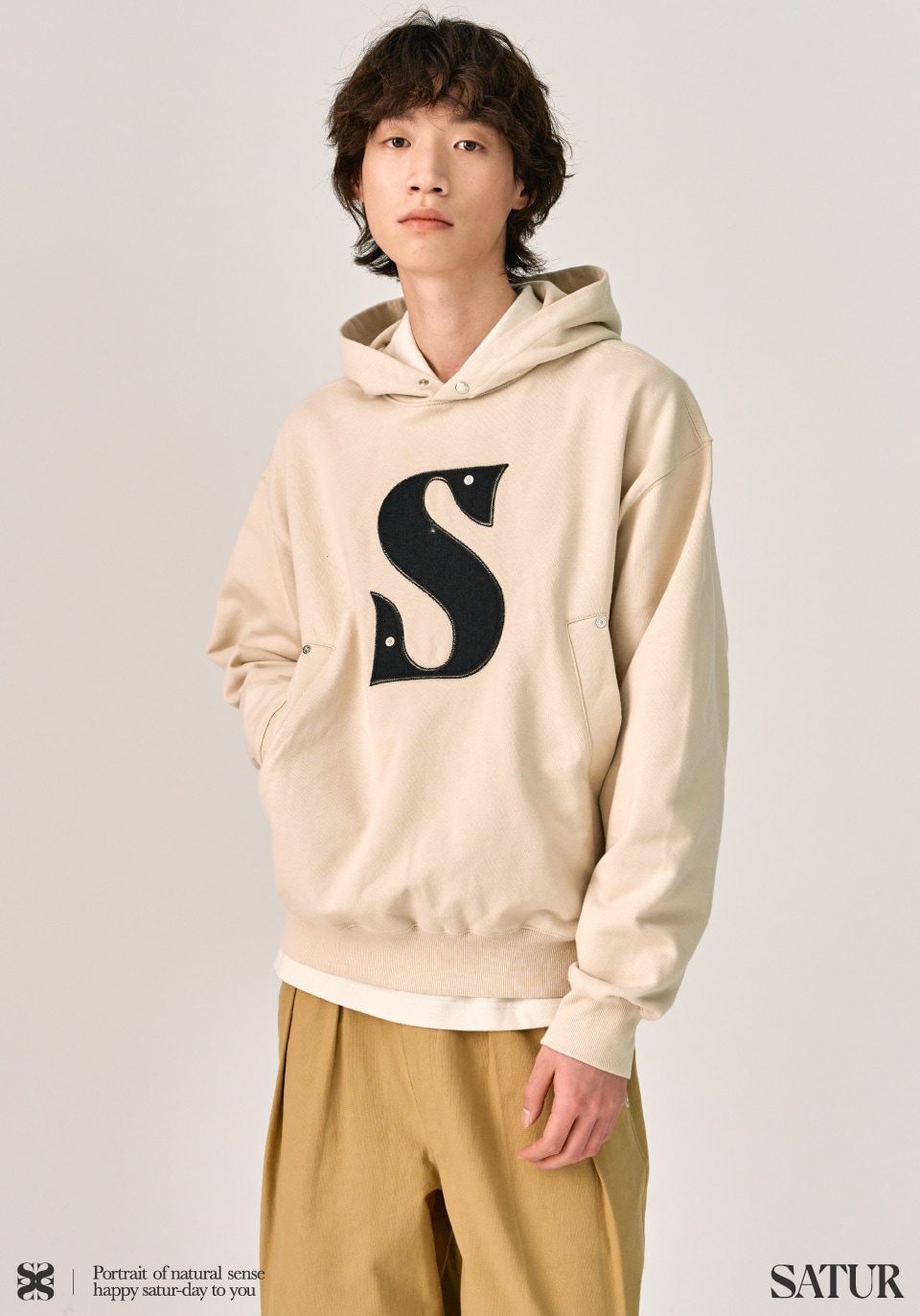 【SATUR】 RIVET APPLIQUE POCKET LOGO HOODIE : VANILLA CREAM