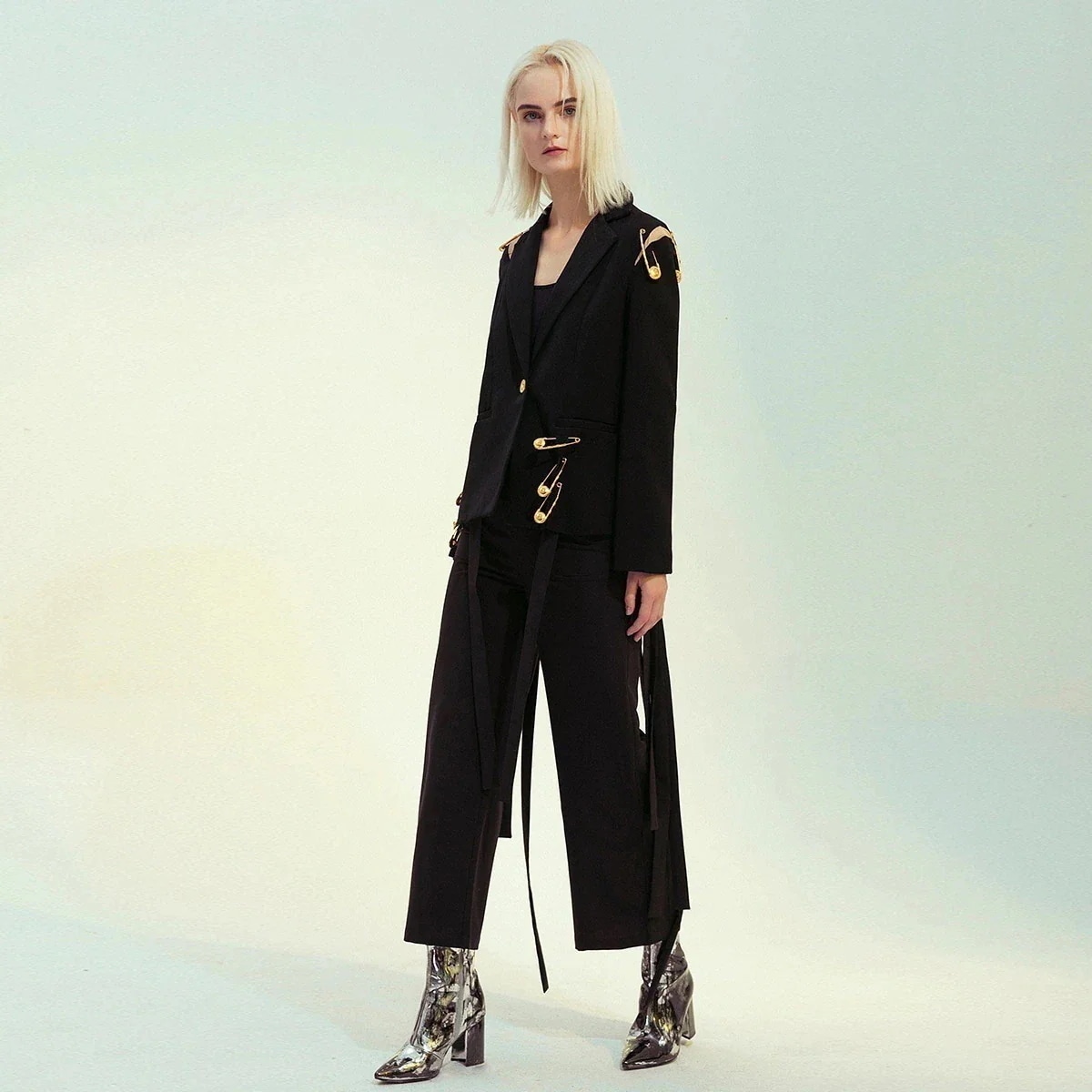 【Europe Style.OF】ピン飾り ドッキング スーツ レディース 春夏 おしゃれ トップス ママスーツ フォーマル 入学式 卒業式 入園式 卒園式 メガ割30%までに制限